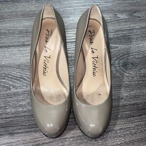 3/$30 Pour‎ La Victoire Patent Leather Platform Pumps Tan size 6
